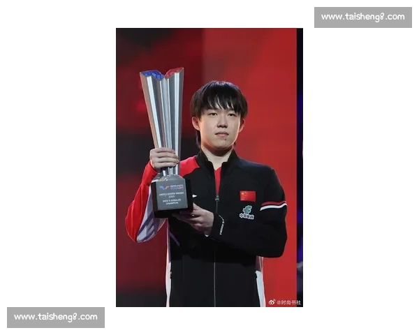 王楚钦首登Wallpaper封面：国乒新生代开启时尚新高度
